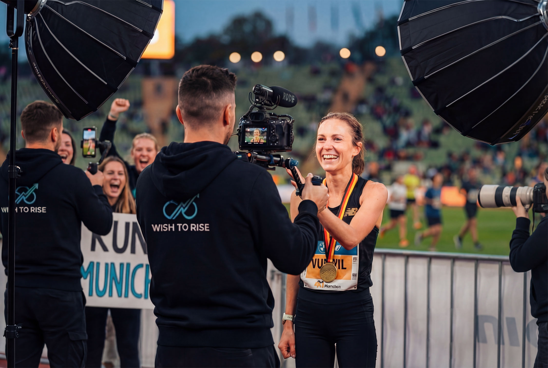 Wish To Rise Team filmt ein Interview bei einem Sportevent